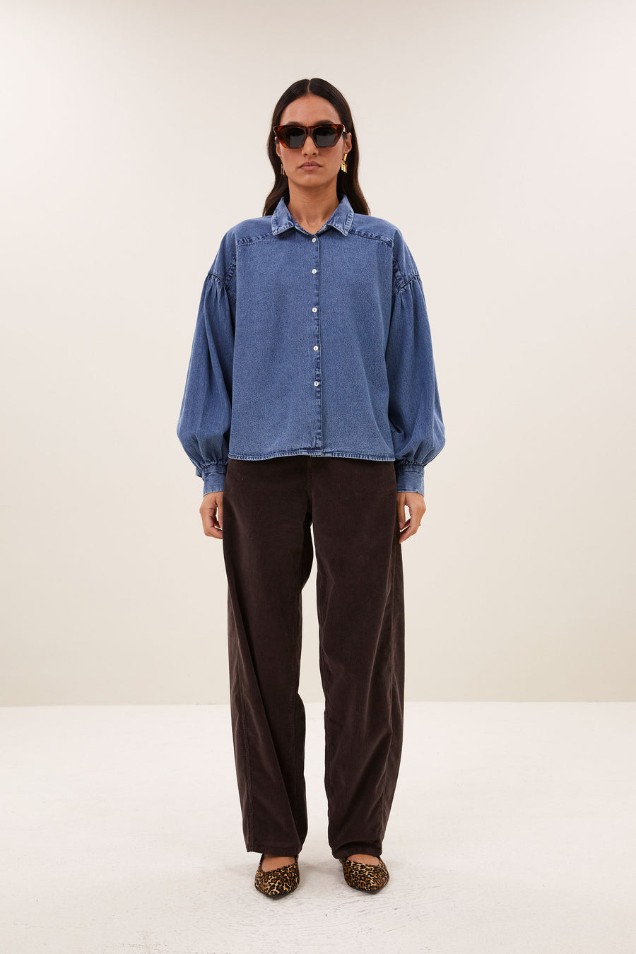 sarah-short-denim-blouse-medium-denim-1-knoopsluiting-must-have essential-plooien-by-bar-vooraanzicht