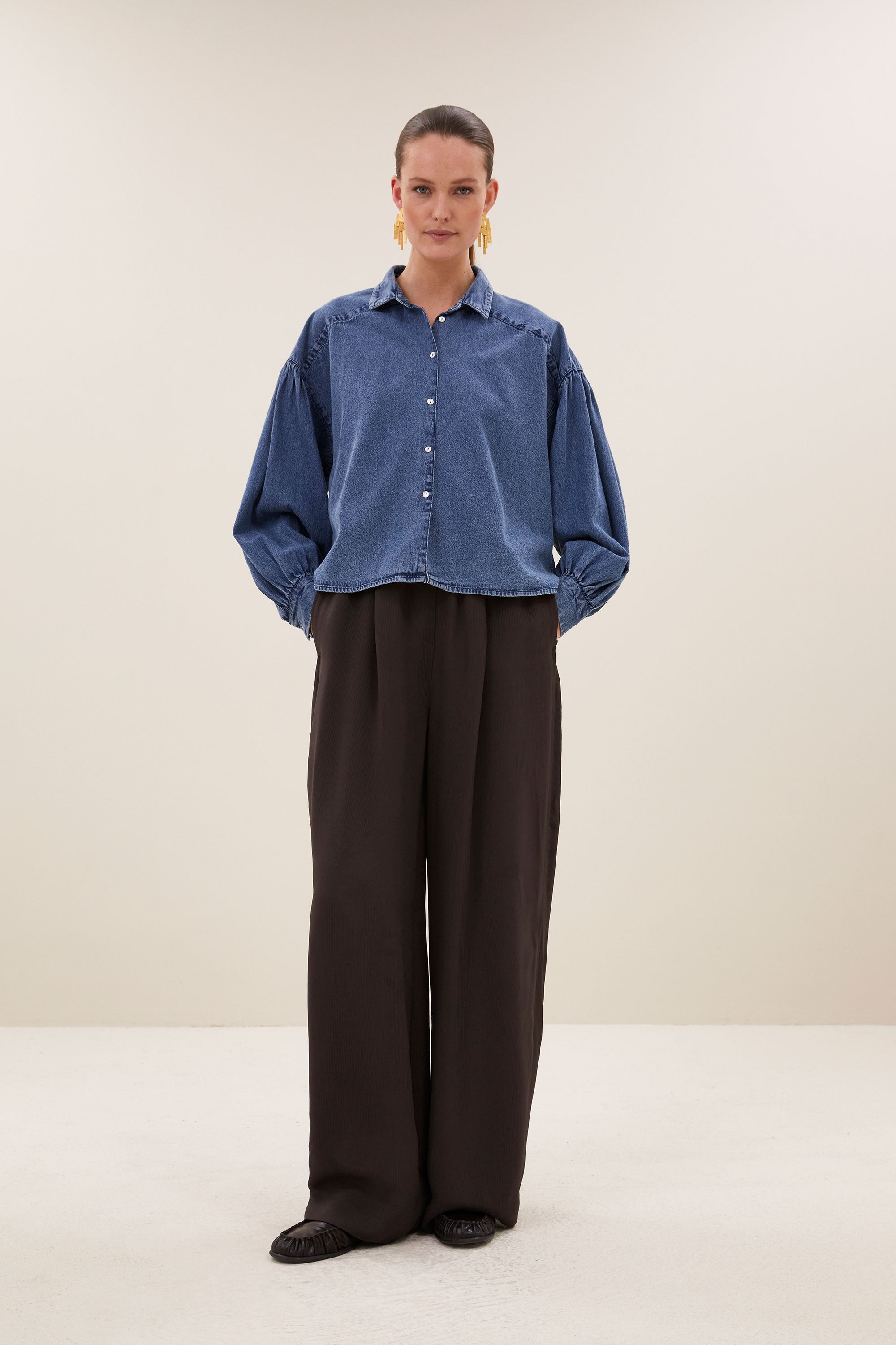 sarah-short-denim-blouse-medium-denim-1-knoopsluiting-must-have essential-plooien-by-bar-detail