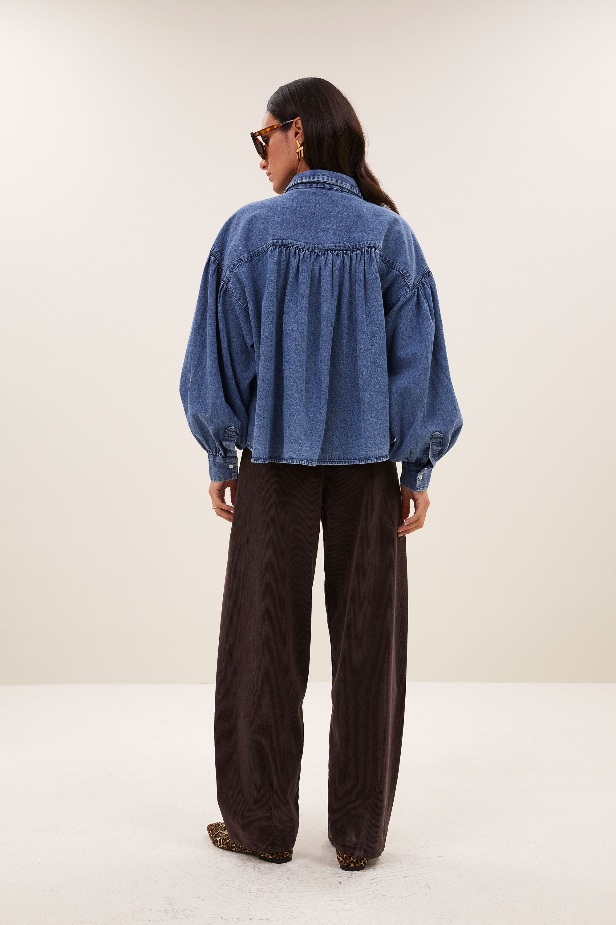 sarah-short-denim-blouse-medium-denim-1-knoopsluiting-must-have essential-plooien-by-bar-achteraanzicht