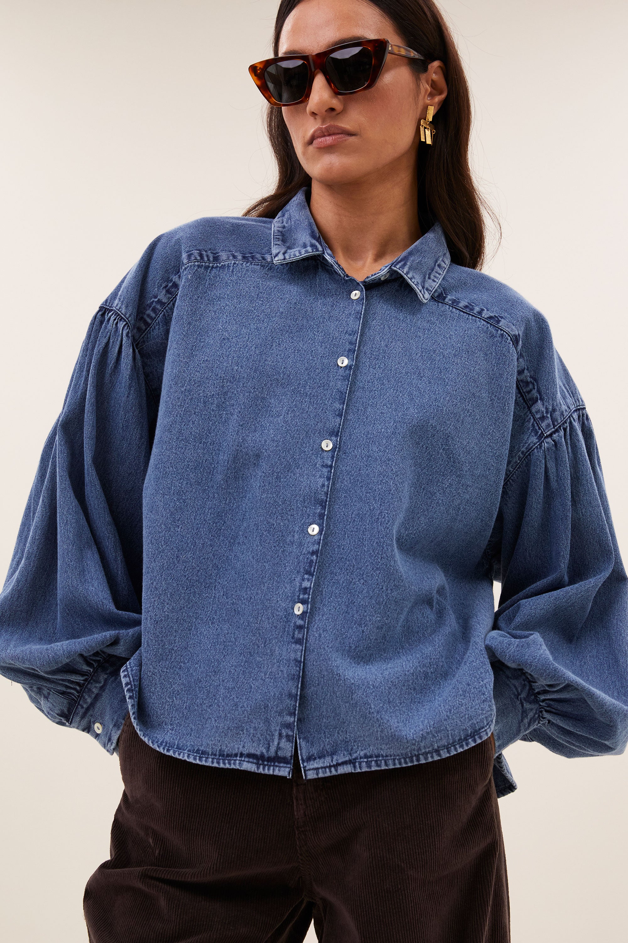 sarah-short-denim-blouse-medium-denim-1-knoopsluiting-must-have essential-plooien-by-bar-detail