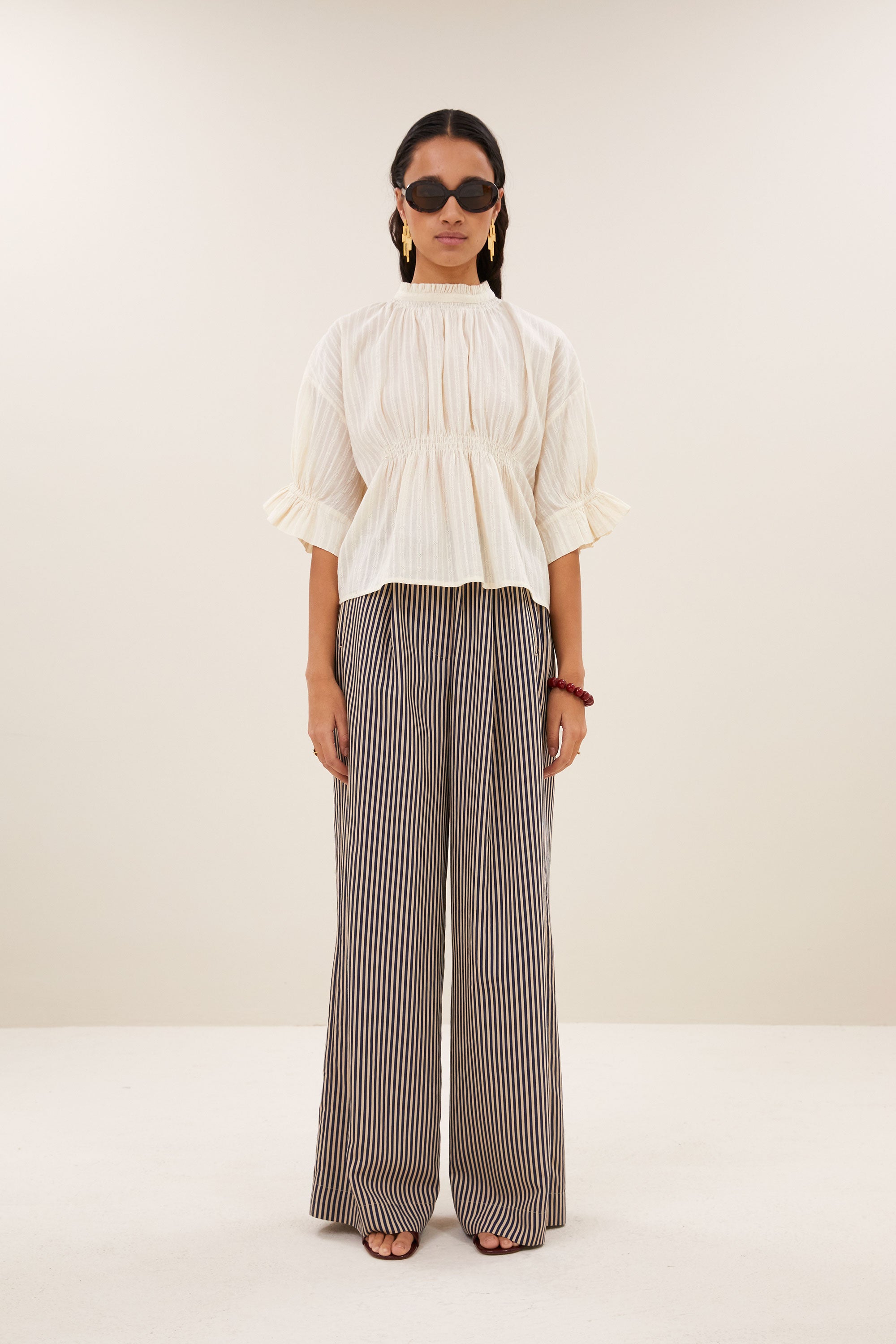 isabel-dobby-blouse-sand-aansluitende fit-elastieken band-gemaakt door weefspecialist-by-bar-vooraanzicht