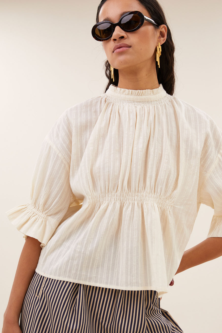 isabel-dobby-blouse-sand-aansluitende fit-elastieken band-gemaakt door weefspecialist-by-bar-detail