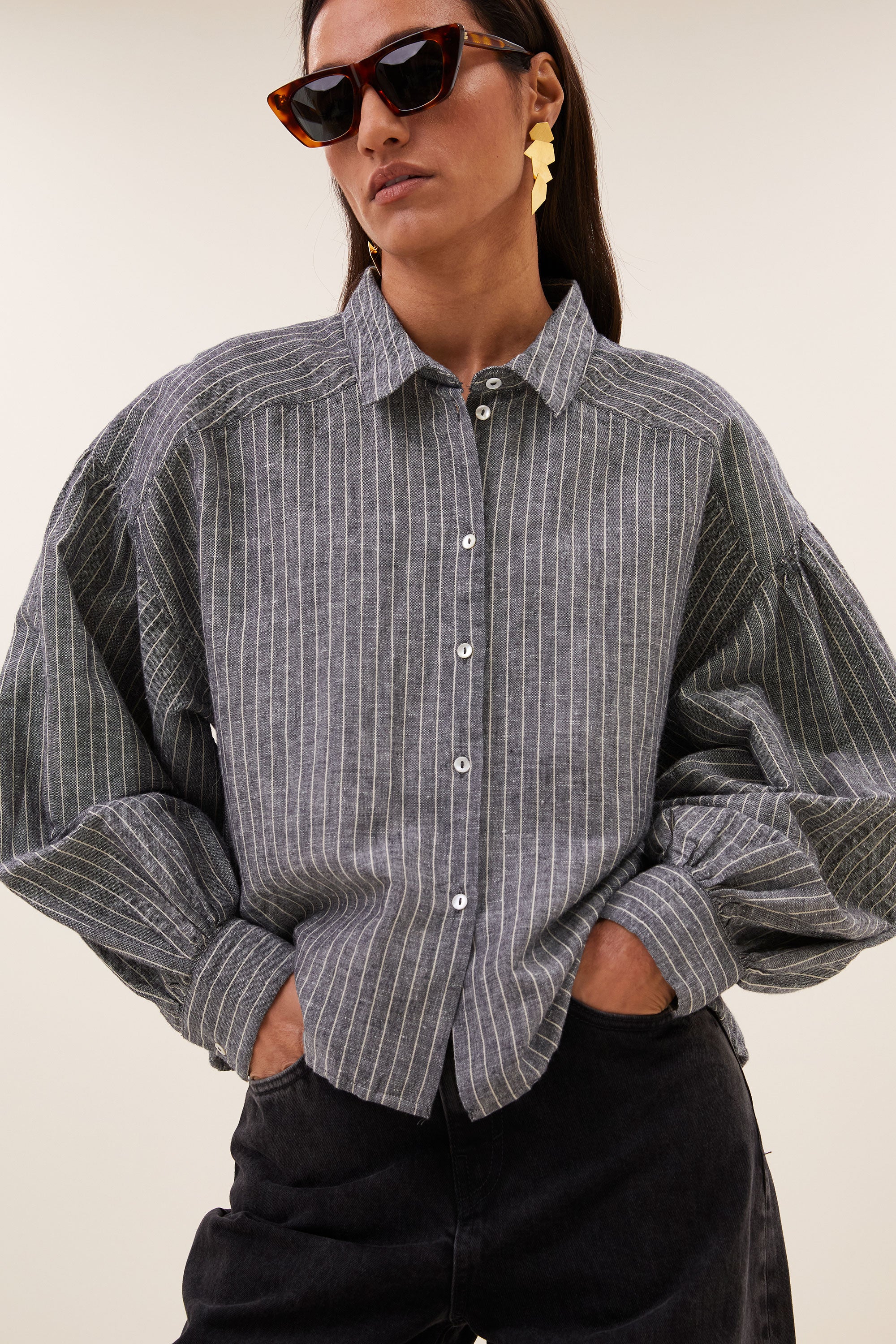 sarah-short-thin-stripe-blouse-ash-grey-stripe-korte fit-knoopsluiting-linnen kwaliteit-by-bar-detail