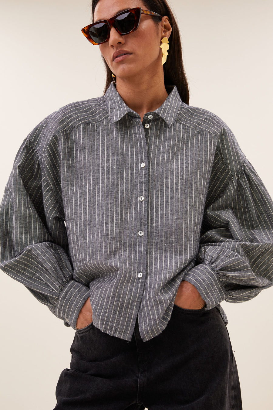 sarah-short-thin-stripe-blouse-ash-grey-stripe-korte fit-knoopsluiting-linnen kwaliteit-by-bar-detail