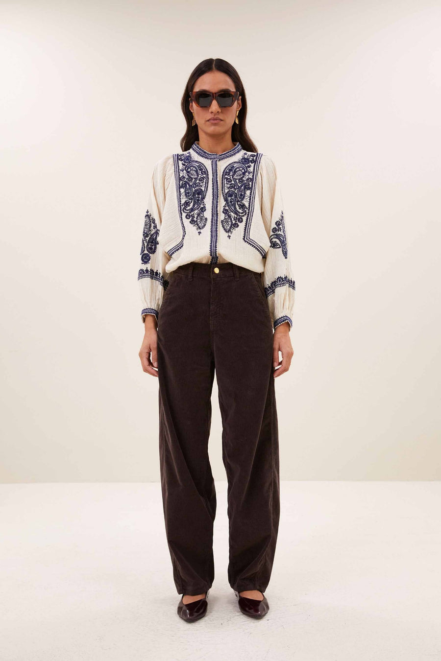 senne-embroidery-blouse-sand-knoopsluiting-embroidery-ronde halslijn-by-bar-vooraanzicht