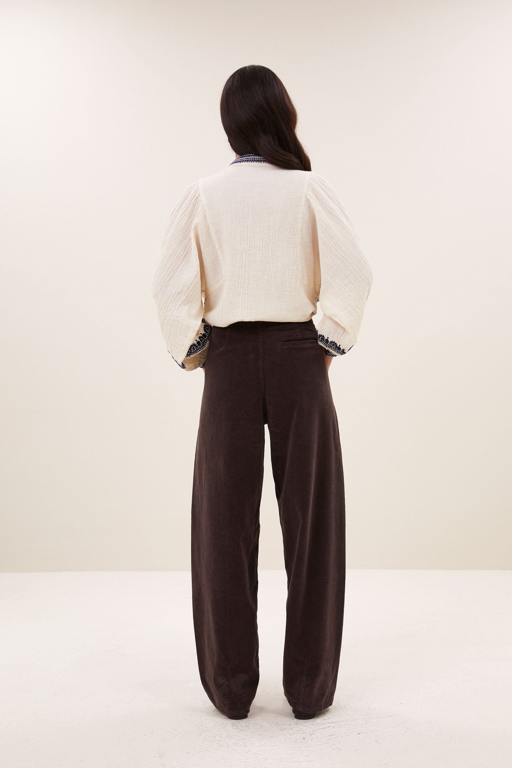 senne-embroidery-blouse-sand-knoopsluiting-embroidery-ronde halslijn-by-bar-aanvullende-foto