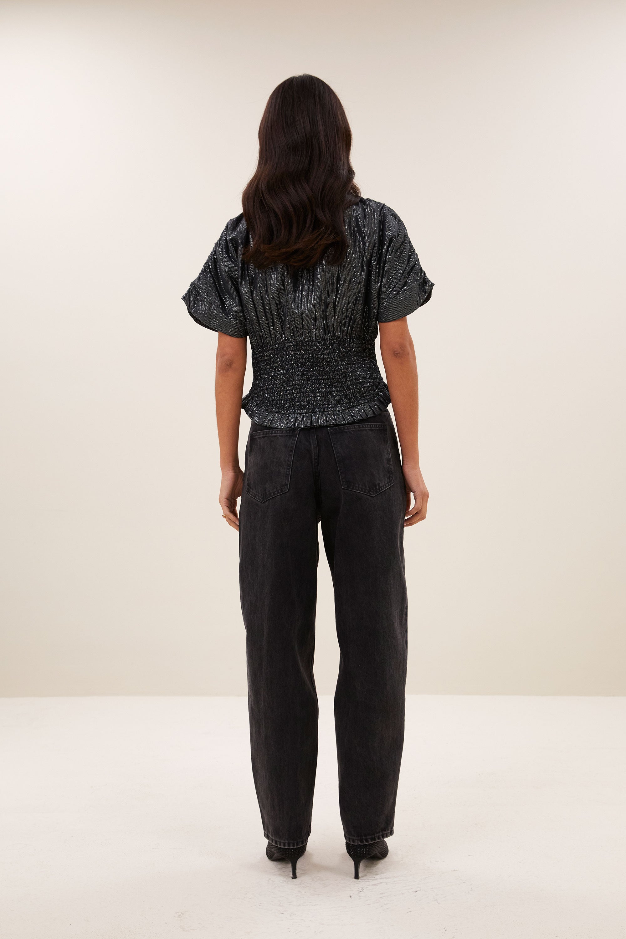 mela-lurex-blouse-silver-aansluitende fit-elastisch smok detail-subtiel geweven lurex draad-by-bar-achteraanzicht