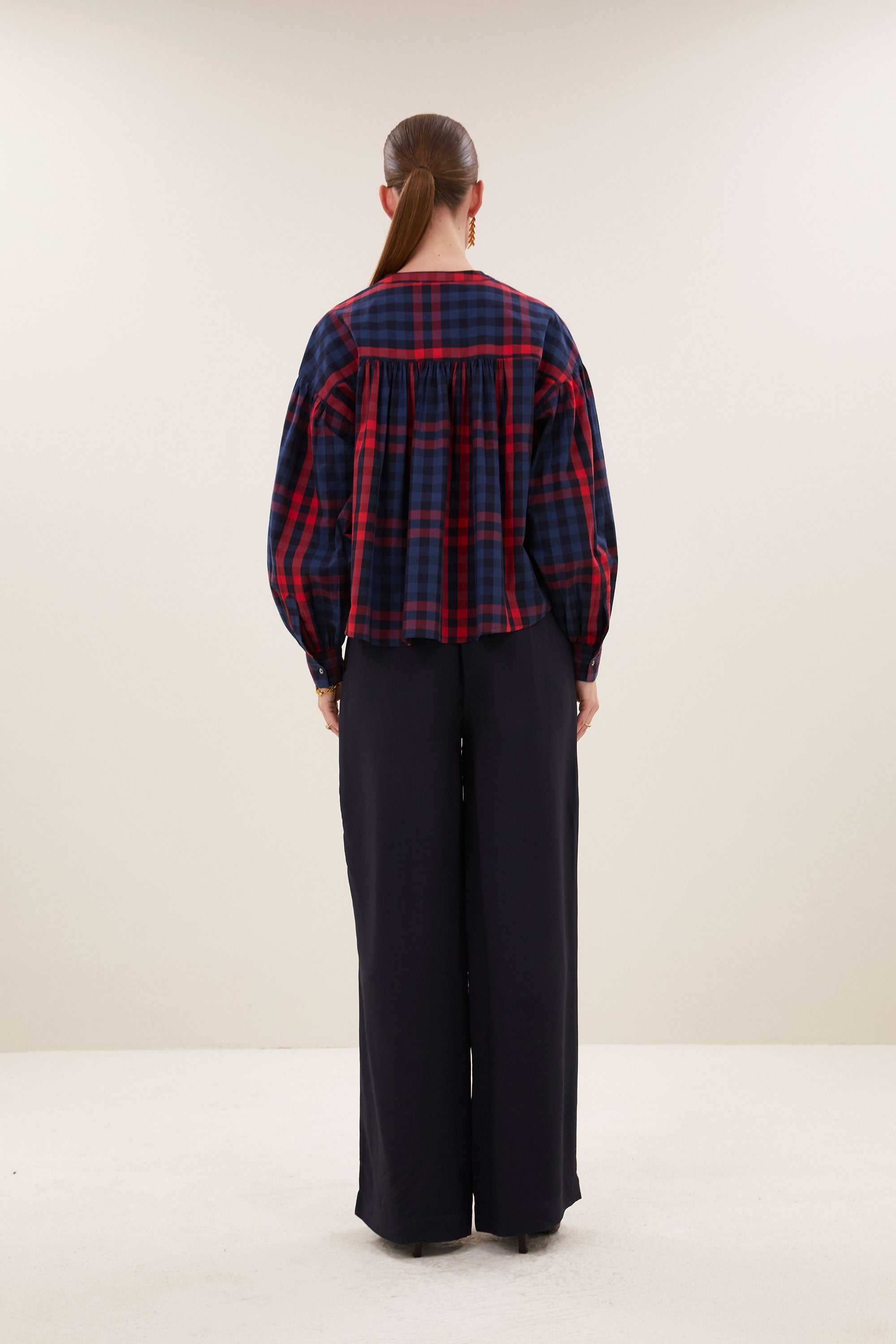 ella-red-check-blouse-royal-red-check-knoopsluiting-biologisch katoen-ronde halslijn-by-bar-zijaanzicht