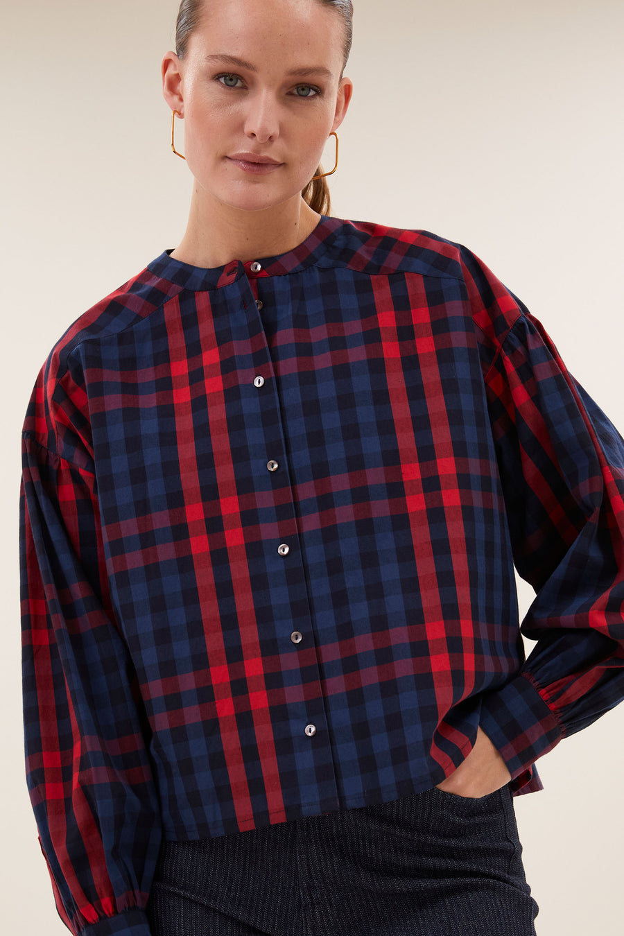 ella-red-check-blouse-royal-red-check-knoopsluiting-biologisch katoen-ronde halslijn-by-bar-detail
