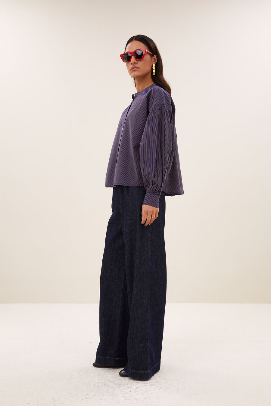 ella-stripe-blouse-tulsi-stripe-knoopsluiting-biologisch katoen-ronde halslijn-by-bar-zijaanzicht