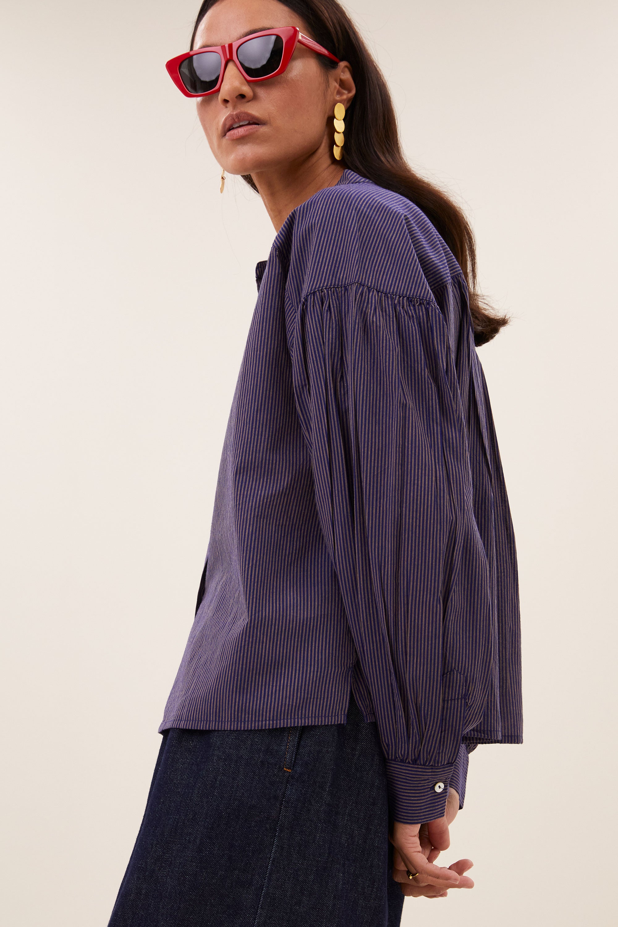 ella-stripe-blouse-tulsi-stripe-knoopsluiting-biologisch katoen-ronde halslijn-by-bar-sfeerbeeld
