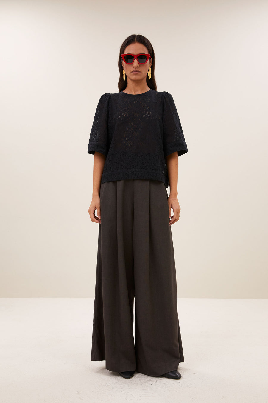 olivia-lace-blouse-black-all-time classic-gemaakt door weefspecialist-ronde halslijn-by-bar-sfeerbeeld