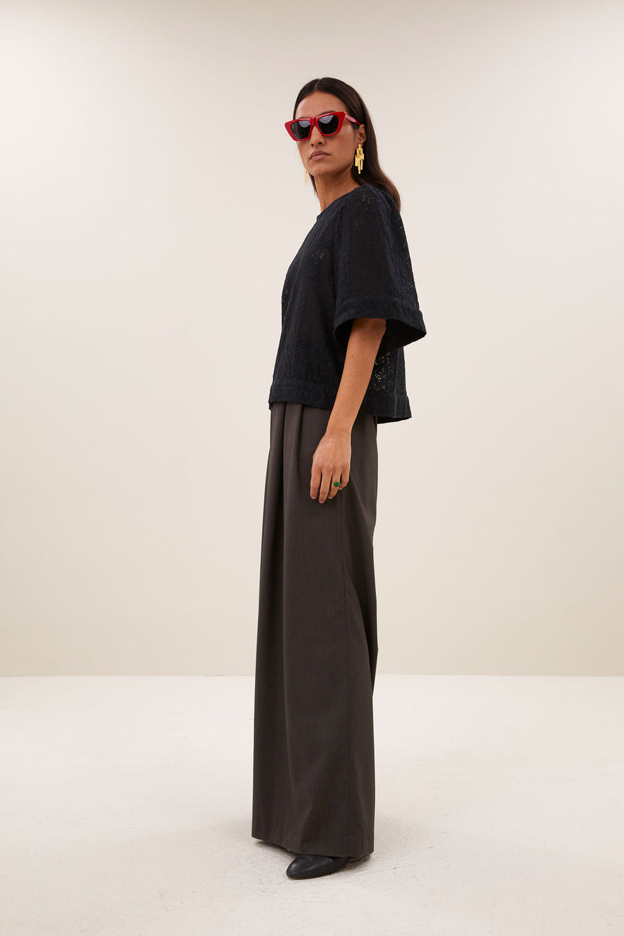 olivia-lace-blouse-black-all-time classic-gemaakt door weefspecialist-ronde halslijn-by-bar-zijaanzicht