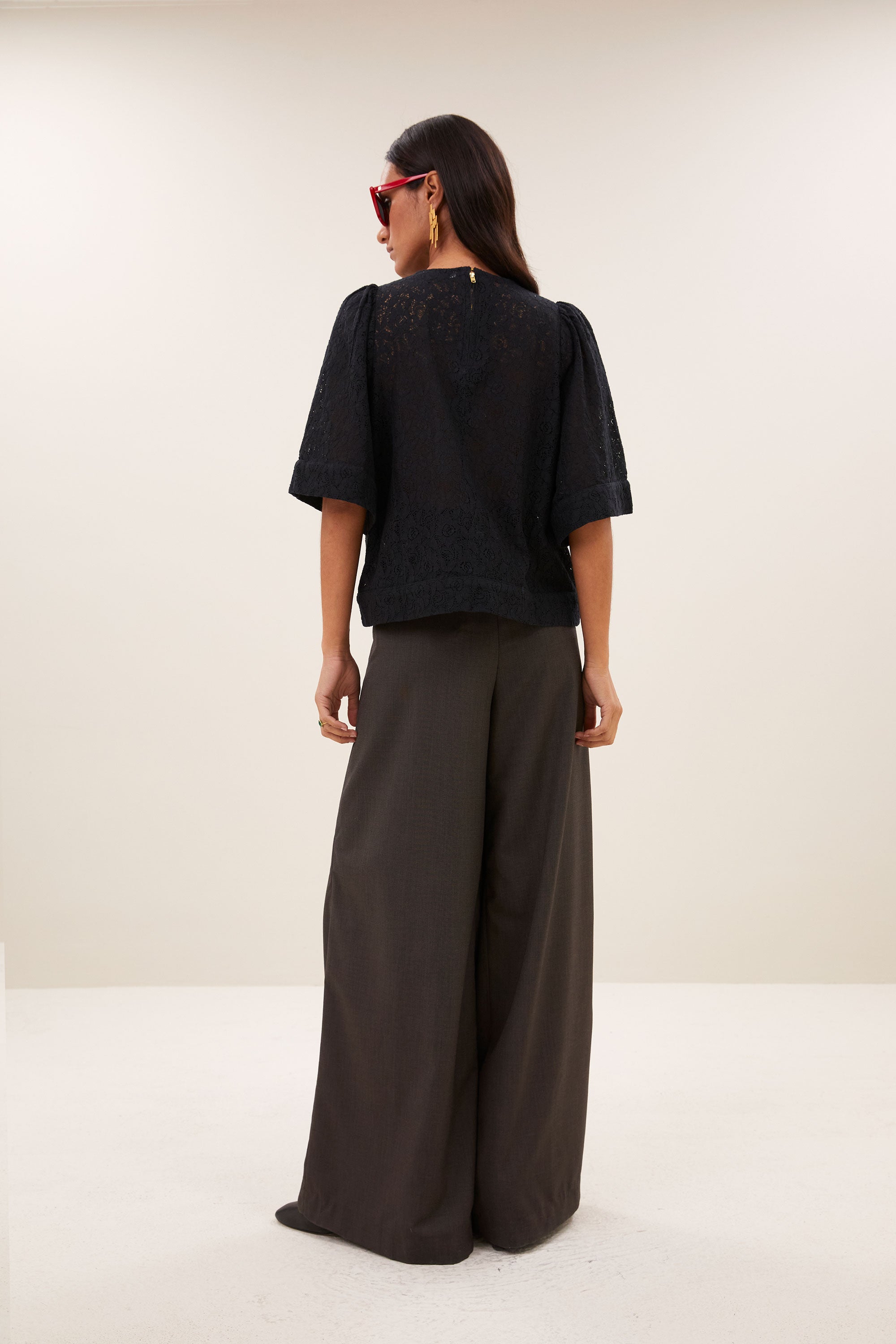 olivia-lace-blouse-black-all-time classic-gemaakt door weefspecialist-ronde halslijn-by-bar-achteraanzicht