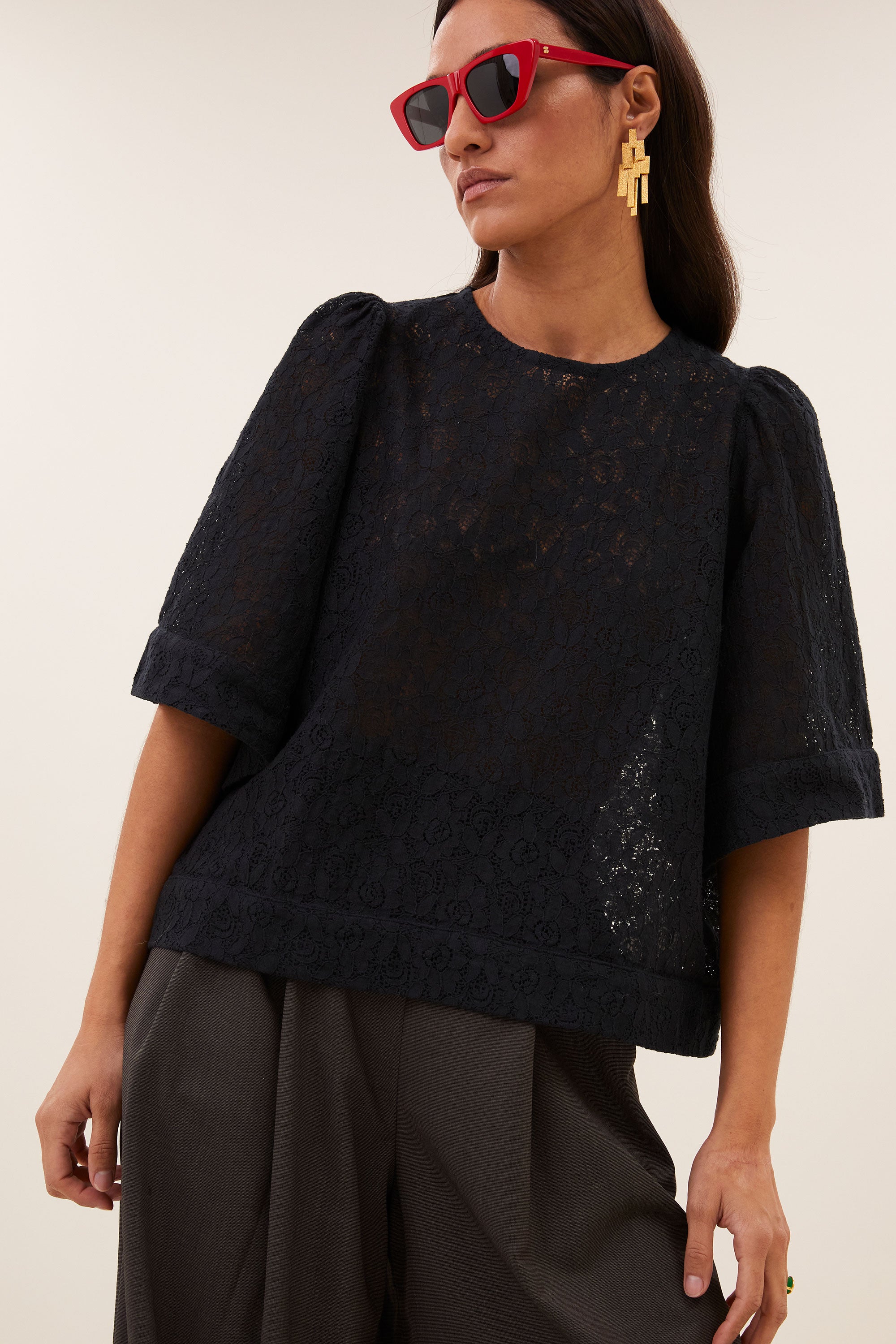 olivia-lace-blouse-black-all-time classic-gemaakt door weefspecialist-ronde halslijn-by-bar-detail