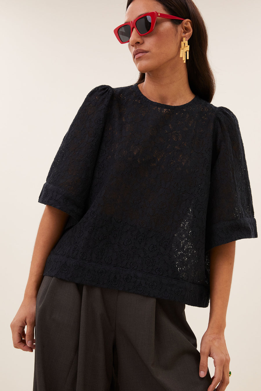 olivia-lace-blouse-black-all-time classic-gemaakt door weefspecialist-ronde halslijn-by-bar-detail