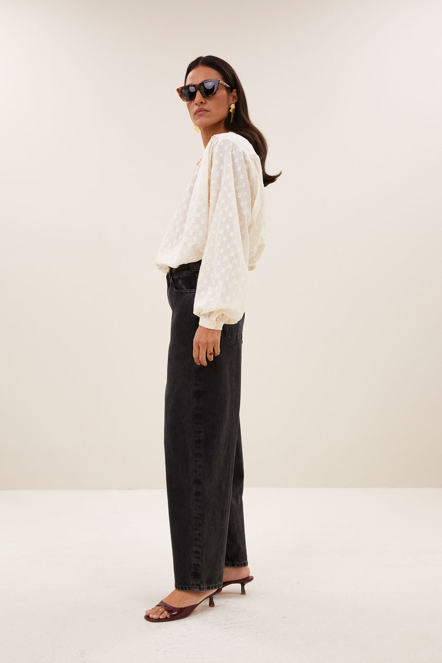 nyka-weave-blouse-off-white-weave-knoopsluiting-biologisch katoen-ronde halslijn-by-bar-zijaanzicht
