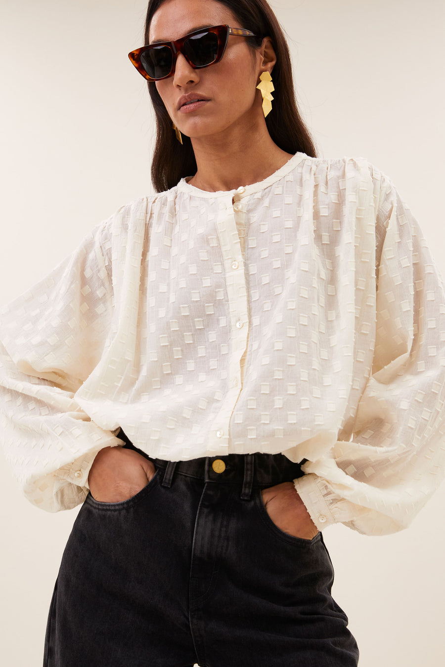 nyka-weave-blouse-off-white-weave-knoopsluiting-biologisch katoen-ronde halslijn-by-bar-detail