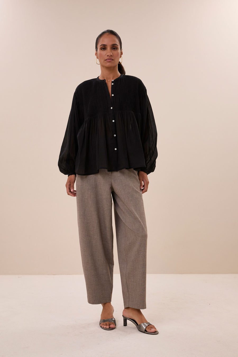 mine-blouse-black-all-time classic-knoopsluiting-elastisch smok detail-by-bar-vooraanzicht