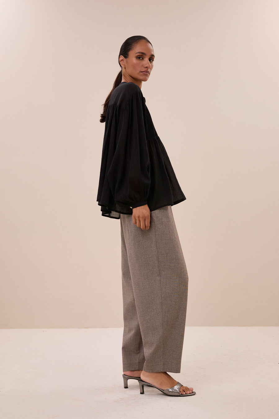 mine-blouse-black-all-time classic-knoopsluiting-elastisch smok detail-by-bar-zijaanzicht