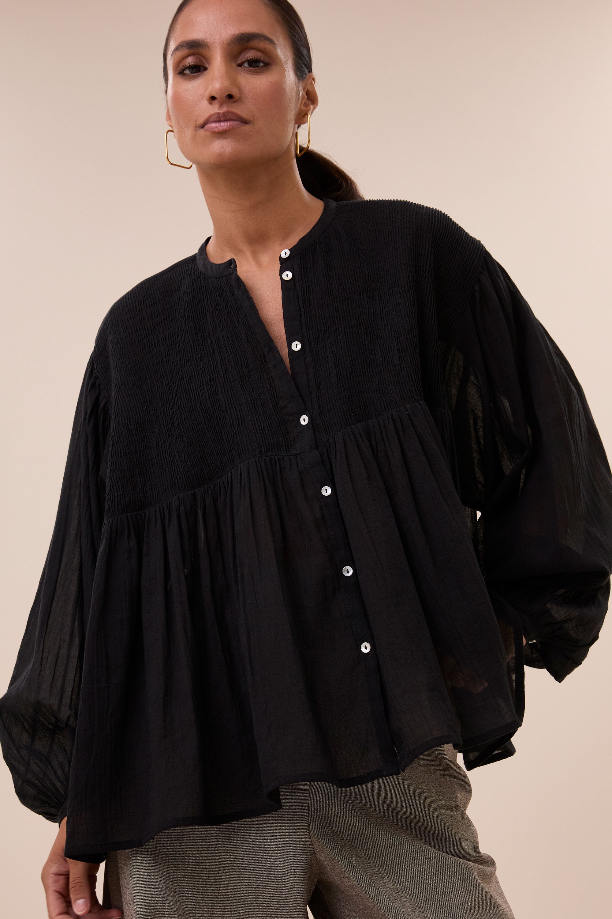 mine-blouse-black-all-time classic-knoopsluiting-elastisch smok detail-by-bar-detail