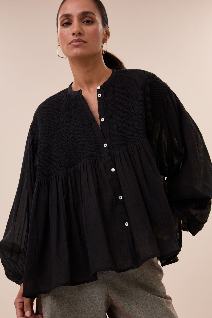 mine-blouse-black-all-time classic-knoopsluiting-elastisch smok detail-by-bar-detail