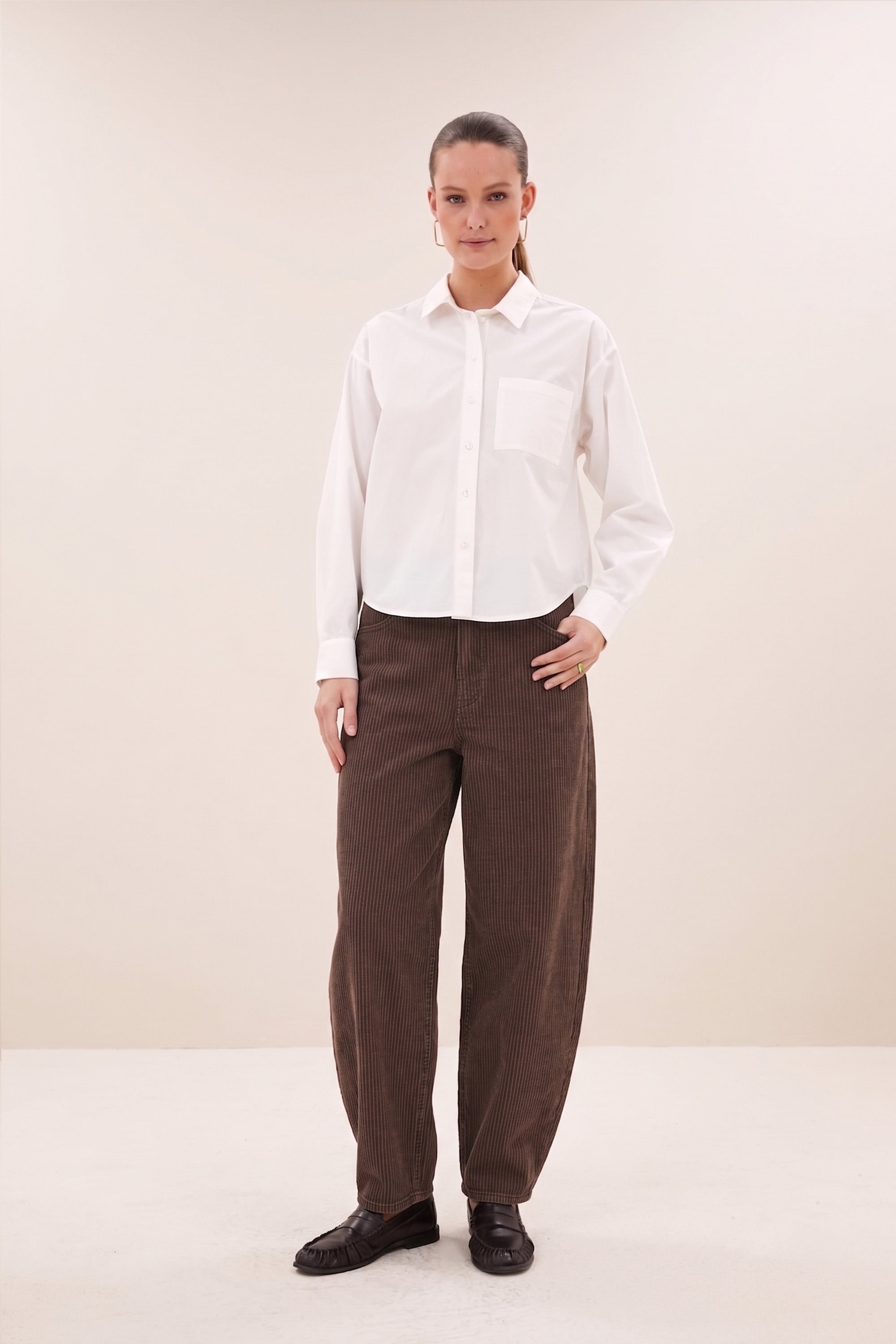 lise-poplin-blouse-white-all-time classic-knoopsluiting-opstaande kraag-by-bar-vooraanzicht