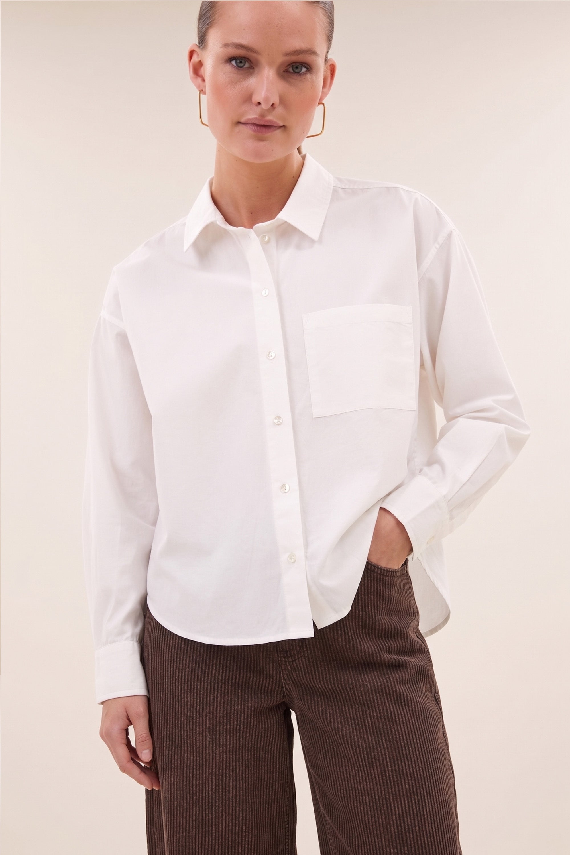lise-poplin-blouse-white-all-time classic-knoopsluiting-opstaande kraag-by-bar-sfeerbeeld