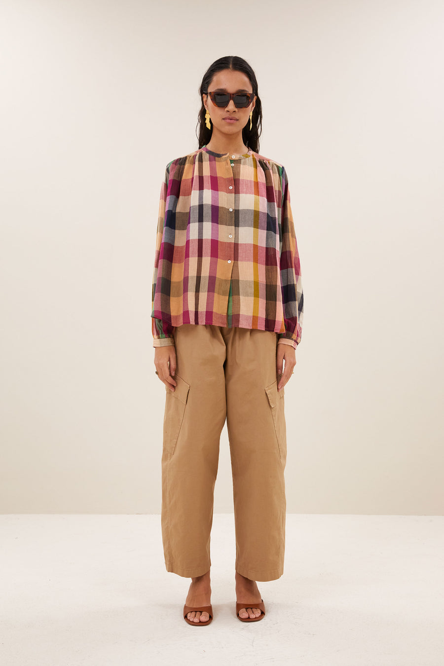 nyka-rainbow-blouse-rainbow-check-elk item is uniek-losvallende pasvorm-biologisch katoen-by-bar-vooraanzicht
