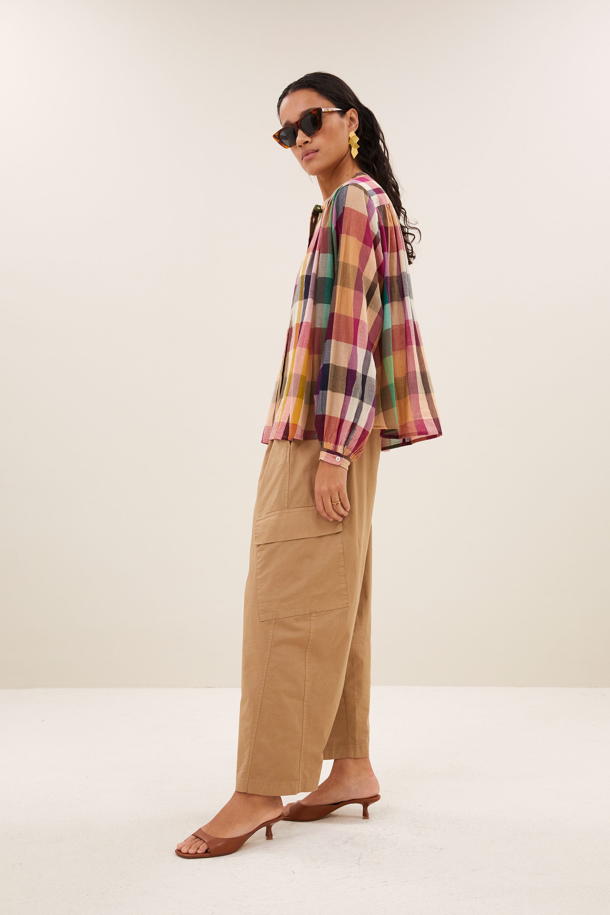 nyka-rainbow-blouse-rainbow-check-elk item is uniek-losvallende pasvorm-biologisch katoen-by-bar-zijaanzicht