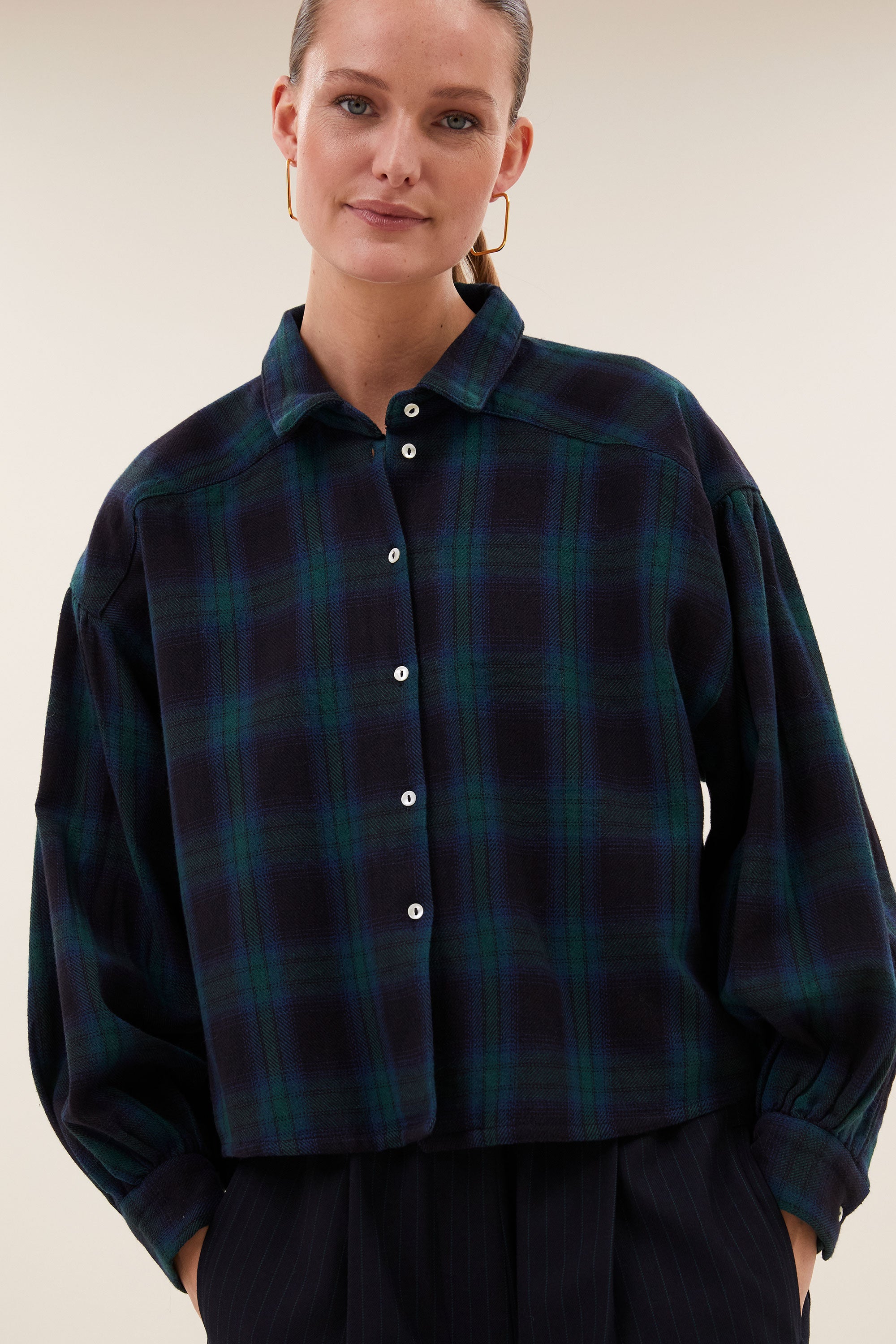 sarah-short-green-check-blouse-green-tartan-check-korte fit-knoopsluiting-biologisch katoen-by-bar-detail