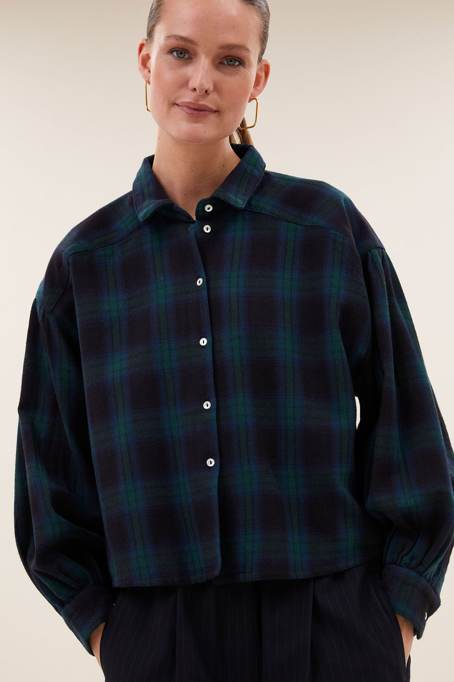 sarah-short-green-check-blouse-green-tartan-check-korte fit-knoopsluiting-biologisch katoen-by-bar-detail