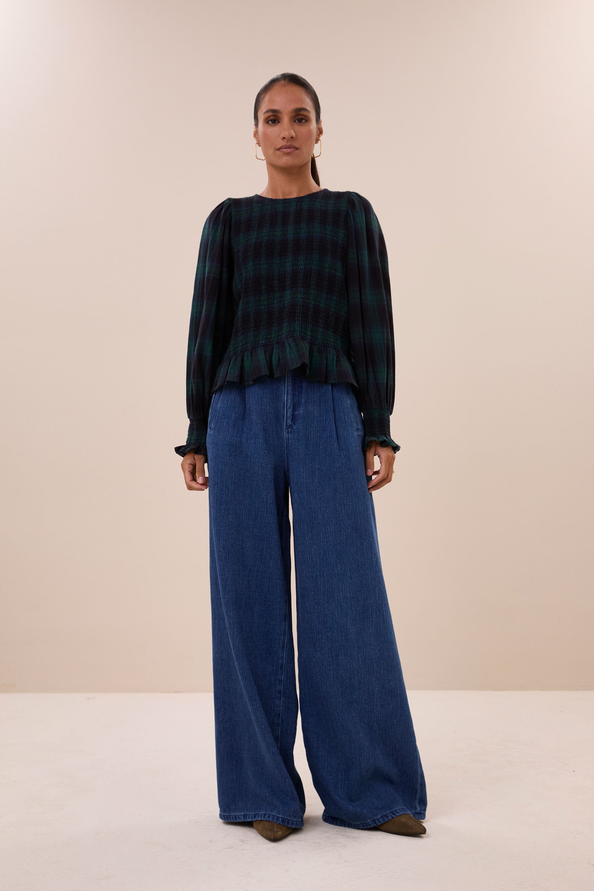 yena-green-check-blouse-green-tartan-check-knoopsluiting-elastisch smok detail-ronde halslijn-by-bar-sfeerbeeld