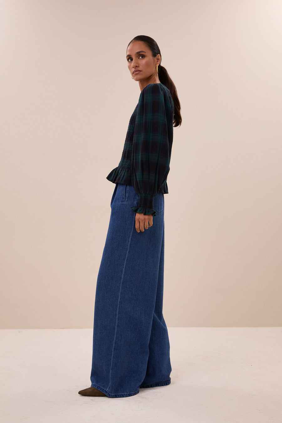 yena-green-check-blouse-green-tartan-check-knoopsluiting-elastisch smok detail-ronde halslijn-by-bar-zijaanzicht