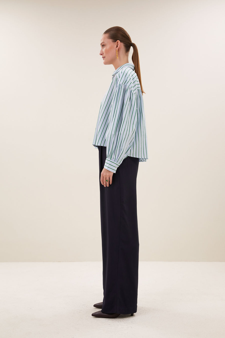 sarah-short-sea-blouse-green-sea-stripe-korte fit-all-time classic-knoopsluiting-by-bar-zijaanzicht