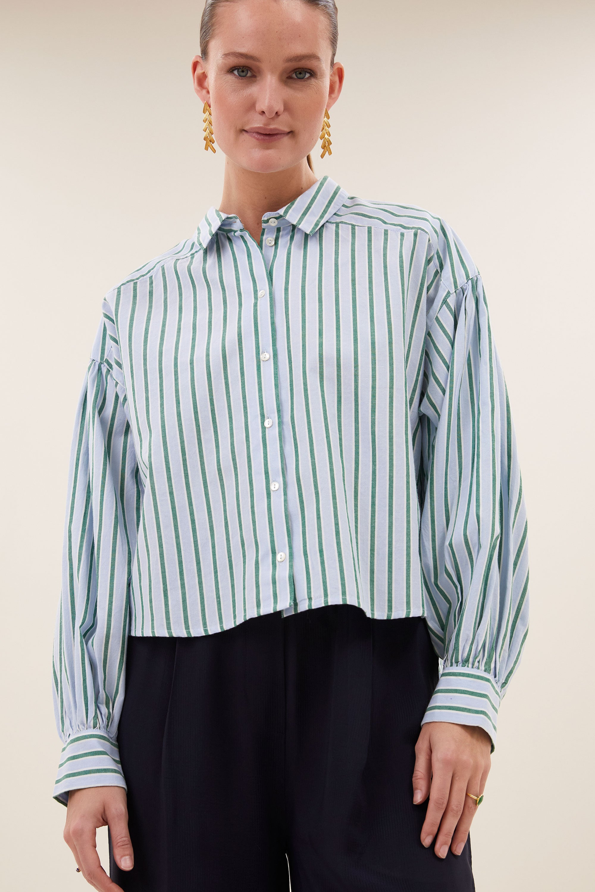 sarah-short-sea-blouse-green-sea-stripe-korte fit-all-time classic-knoopsluiting-by-bar-sfeerbeeld