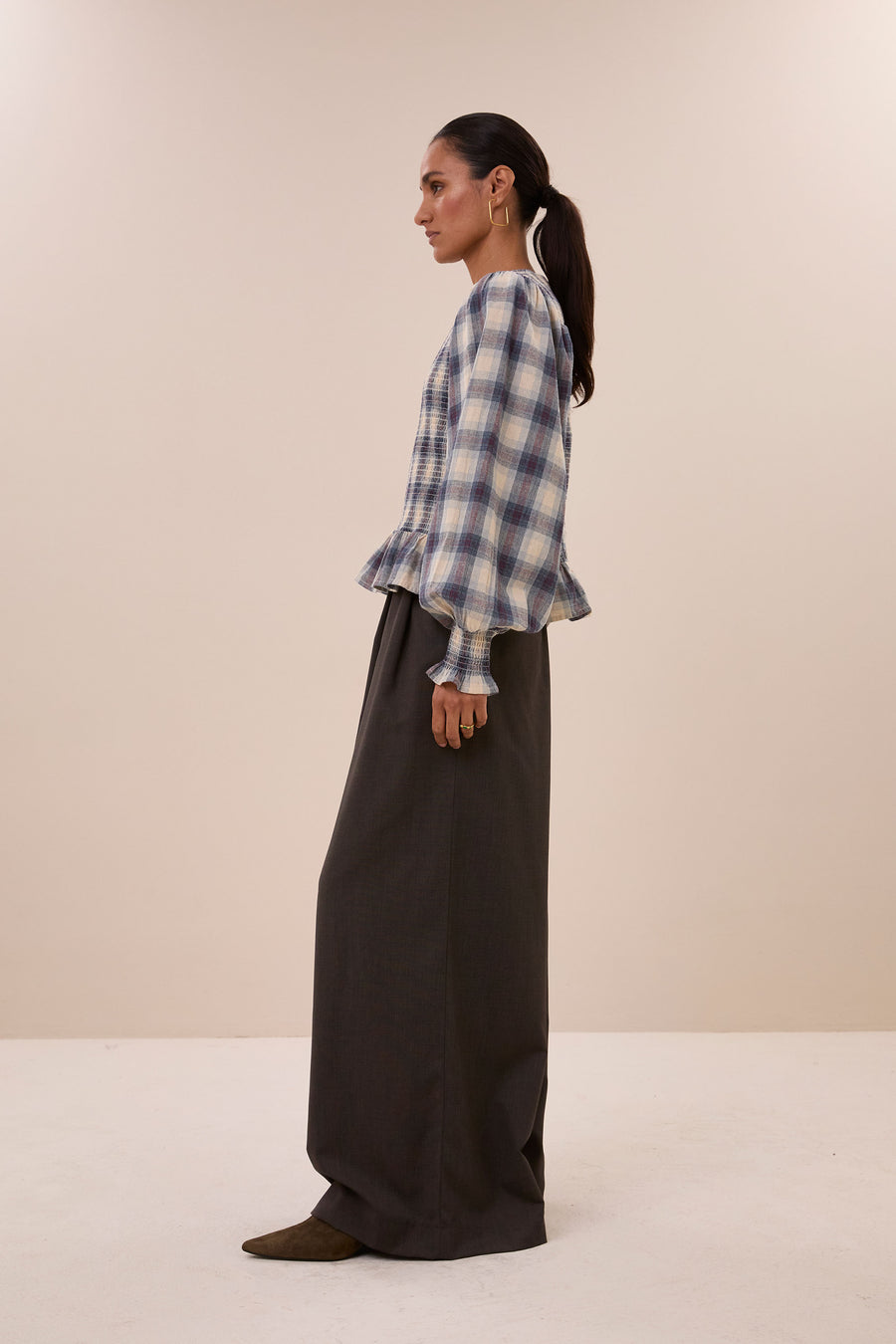 yena-tokyo-check-blouse-tokyo-check-all-time classic-casual fit-elastisch smok detail-by-bar-zijaanzicht