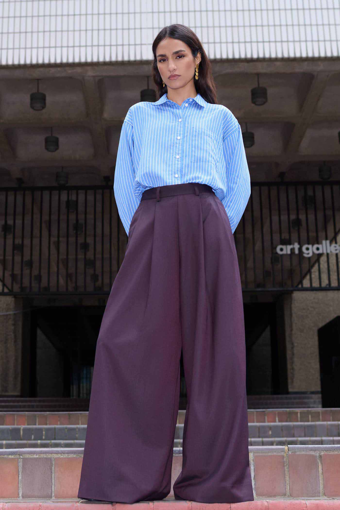lise-stripe-blouse-azul-blue-stripe-1-all-time classic-knoopsluiting-opstaande kraag-by-bar-sfeerbeeld