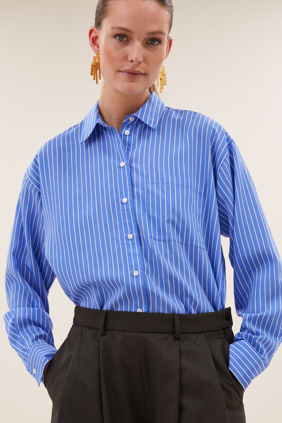 lise-stripe-blouse-azul-blue-stripe-1-all-time classic-knoopsluiting-opstaande kraag-by-bar-detail