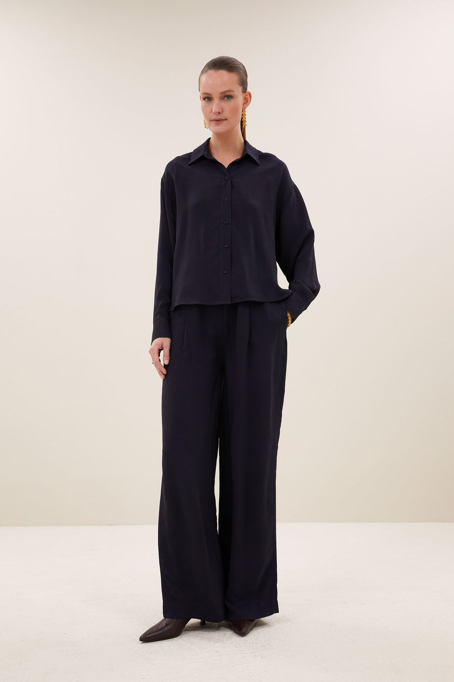 kris-satin-stripe-blouse-night-sky-all-time classic-gemaakt door weefspecialist-tijdloze pasvorm-by-bar-sfeerbeeld