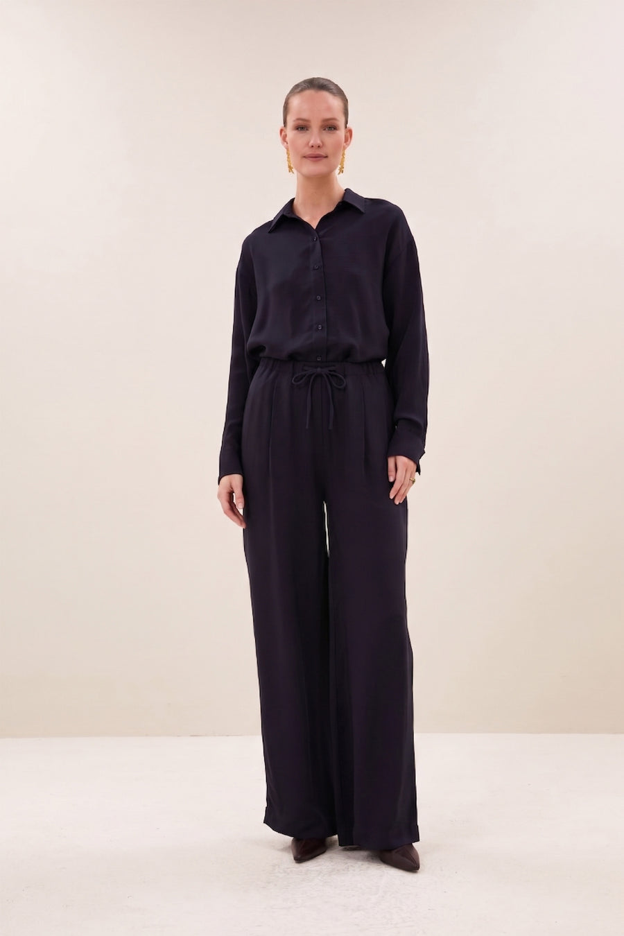 pelle-satin-stripe-pants-night-sky-all-time classic-must-have essential-plooien-by-bar-sfeerbeeld