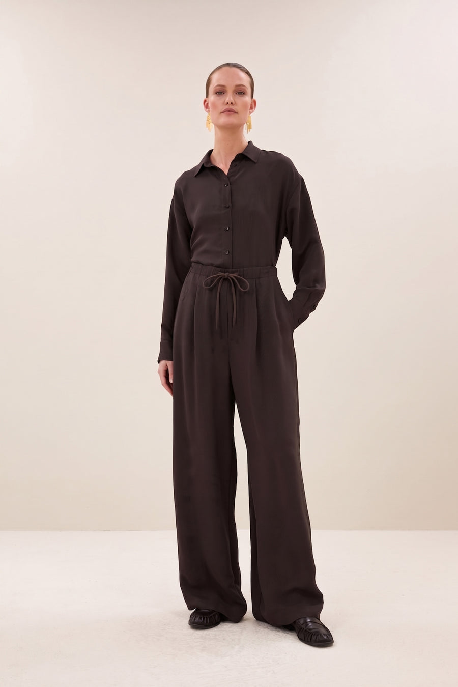 pelle-satin-stripe-pants-espresso-all-time classic-must-have essential-plooien-by-bar-vooraanzicht