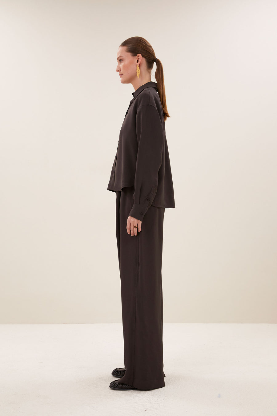 kris-satin-stripe-blouse-espresso-all-time classic-gemaakt door weefspecialist-tijdloze pasvorm-by-bar-zijaanzicht