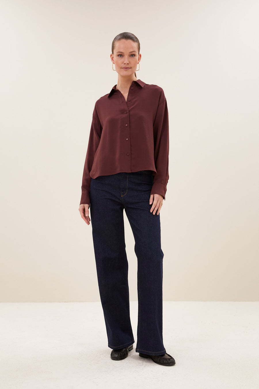 kris-satin-stripe-blouse-pecan-all-time classic-gemaakt door weefspecialist-tijdloze pasvorm-by-bar-sfeerbeeld