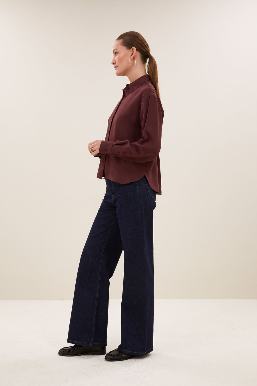 kris-satin-stripe-blouse-pecan-all-time classic-gemaakt door weefspecialist-tijdloze pasvorm-by-bar-zijaanzicht