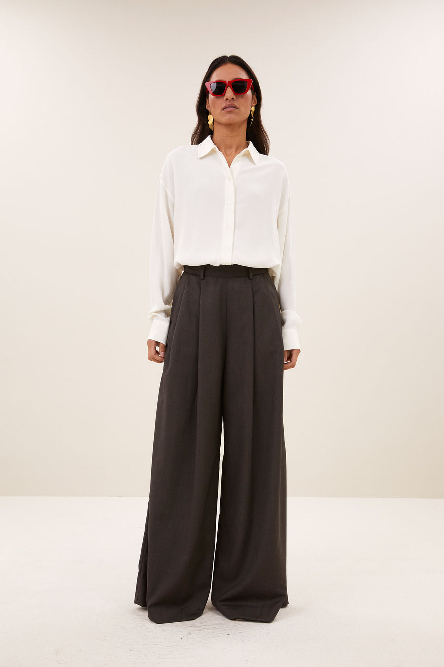 kris-viscose-blouse-ivory-all-time classic-knoopsluiting-tijdloze pasvorm-by-bar-aanvullende-foto