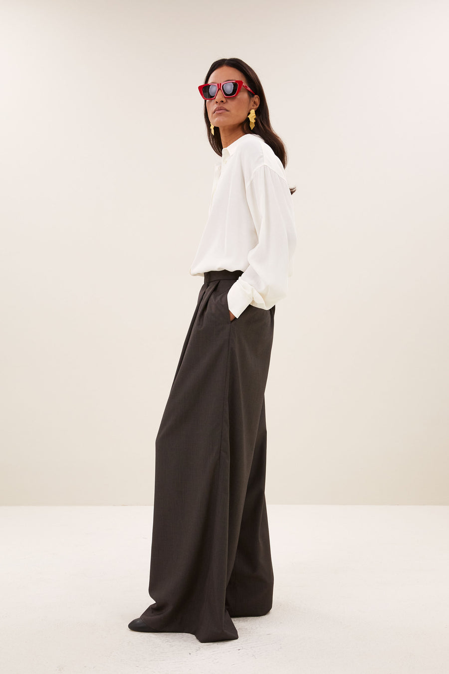 kris-viscose-blouse-ivory-all-time classic-knoopsluiting-tijdloze pasvorm-by-bar-zijaanzicht