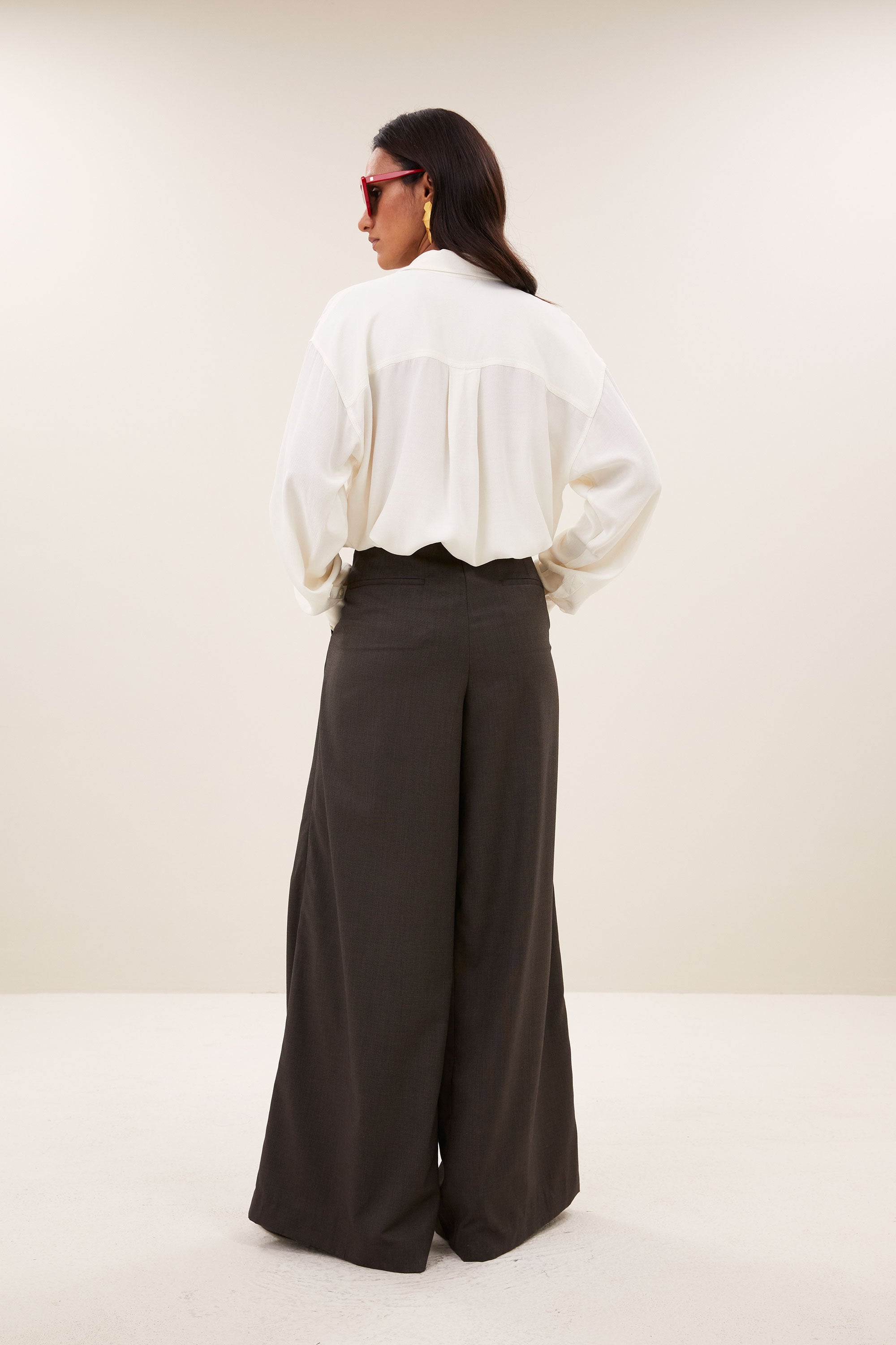 kris-viscose-blouse-ivory-all-time classic-knoopsluiting-tijdloze pasvorm-by-bar-achteraanzicht