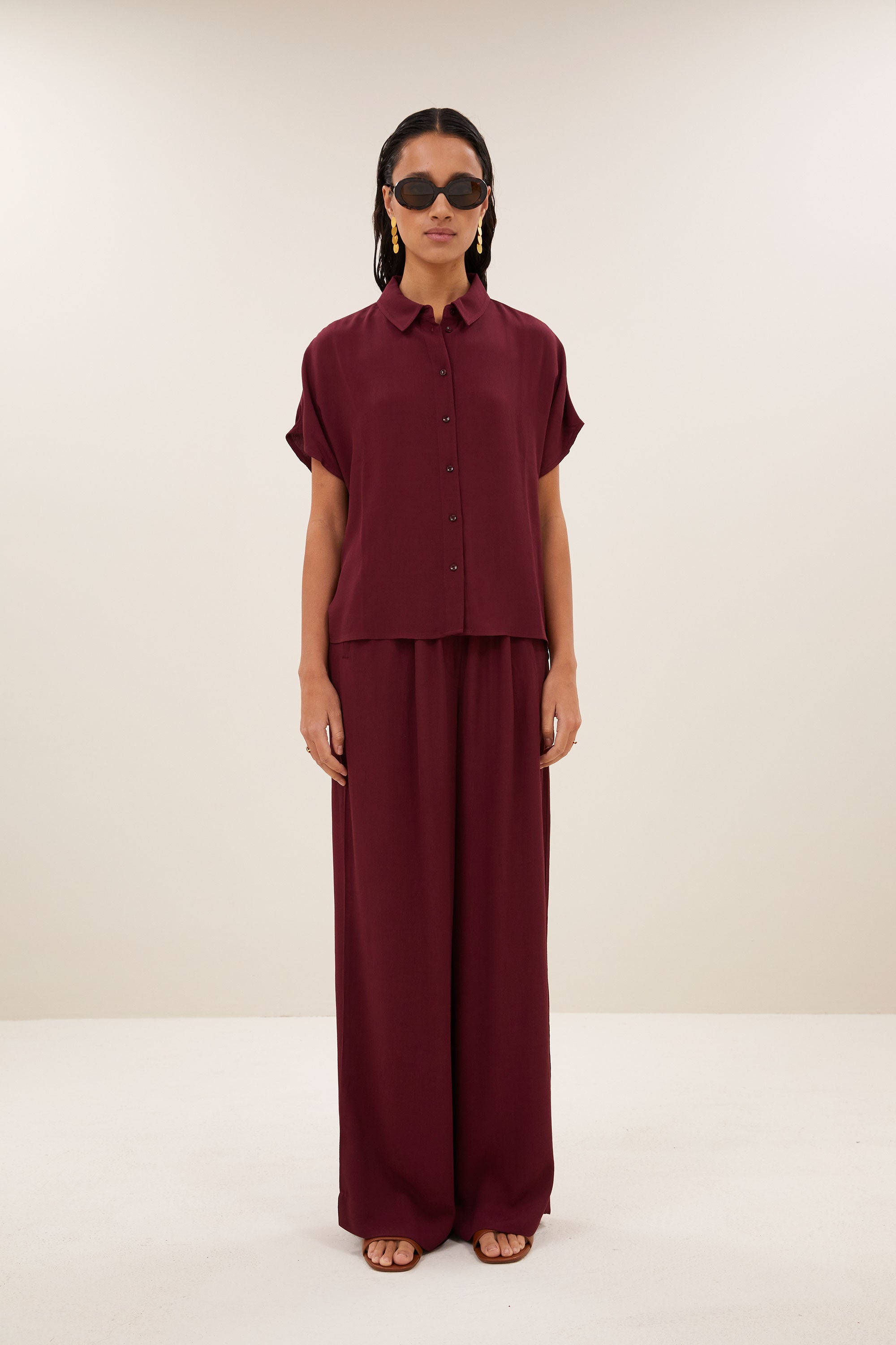 barley-viscose-blouse-wine-knoopsluiting-opstaande kraag-draagbaar als set-by-bar-vooraanzicht
