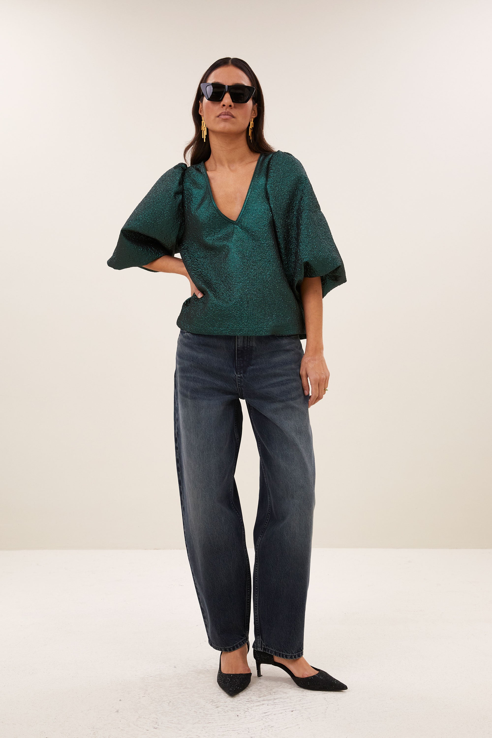 juta-metallic-blouse-green-metallic-korte fit-pofmouwen-v-halslijn-by-bar-sfeerbeeld